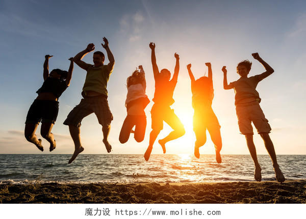 多种族群体的人在海滩上背光跳跃奋斗奋斗青春活力